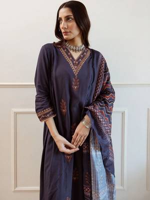 women ethnic motifs regular thread work kurta with trousers & with dupatta 3