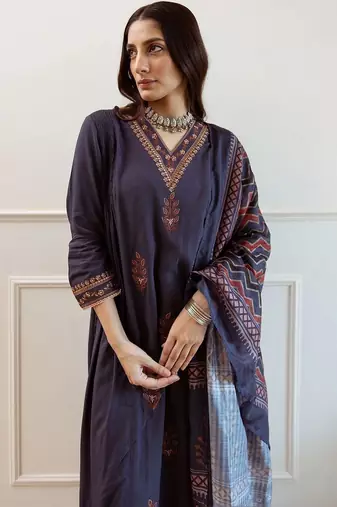 women ethnic motifs regular thread work kurta with trousers & with dupatta