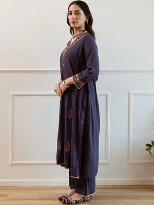 women ethnic motifs regular thread work kurta with trousers & with dupatta 7
