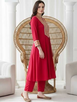 women ethnic motifs embroidered empire thread work kurta with trousers 3