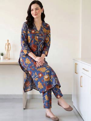 women floral printed regular cotton kurta with trousers 5