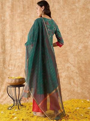 women ethnic motifs printed regular kurta with trousers & with dupatta 3
