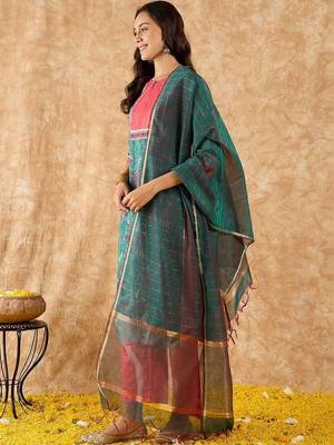 women ethnic motifs printed regular kurta with trousers & with dupatta 4