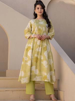women floral printed regular cotton kurta with trousers 1