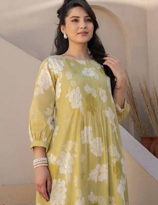 women floral printed regular cotton kurta with trousers 5