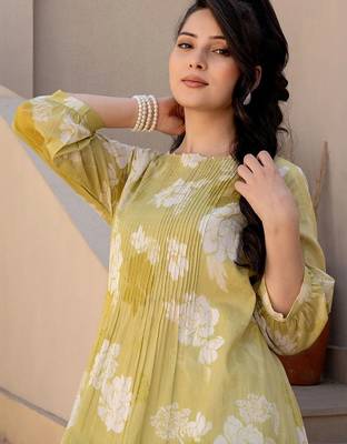 women floral printed regular cotton kurta with trousers 6