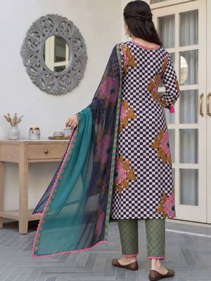 women ethnic motifs printed regular cotton kurta with trousers & with dupatta 4