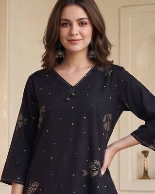 women floral printed regular cotton kurta with trousers 2