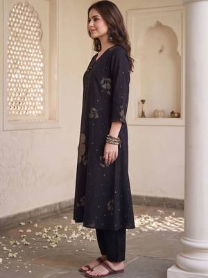 women floral printed regular cotton kurta with trousers 3