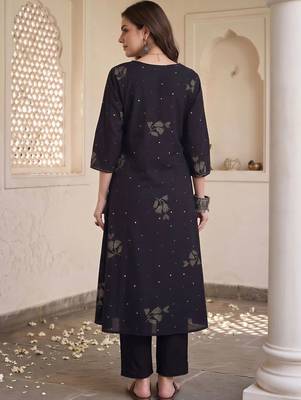 women floral printed regular cotton kurta with trousers 4