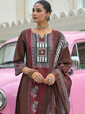 women ethnic motifs printed regular cotton kurta with trousers & with dupatta 4