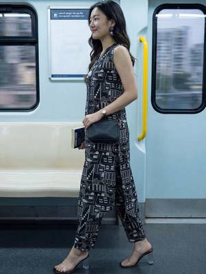 women printed regular cotton kurta with trousers 6