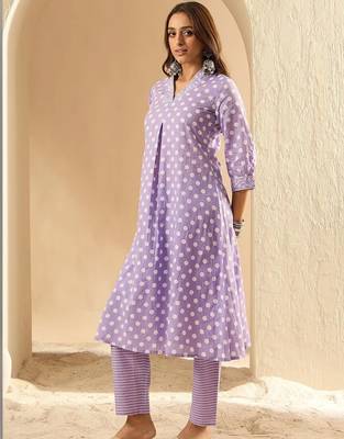 women printed regular thread work cotton kurta with trousers 4