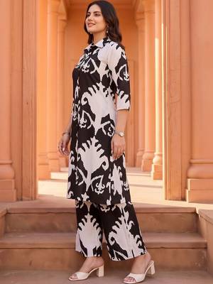 women ethnic motifs printed regular cotton kurta with palazzos 3