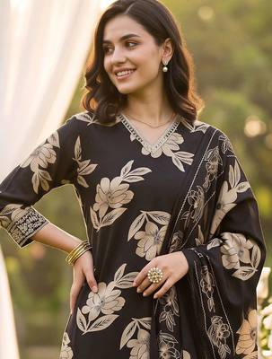 women floral printed regular thread work chanderi silk kurta with trousers & with dupatta 3