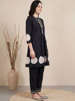 women printed regular cotton kurta with trousers 3