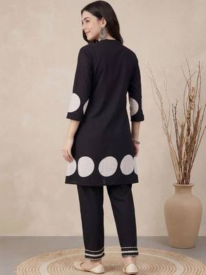 women printed regular cotton kurta with trousers 4