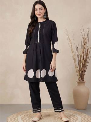 women printed regular cotton kurta with trousers 6