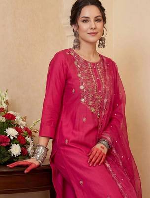 women ethnic motifs embroidered regular kurta with trousers & with dupatta 2