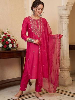 women ethnic motifs embroidered regular kurta with trousers & with dupatta 6