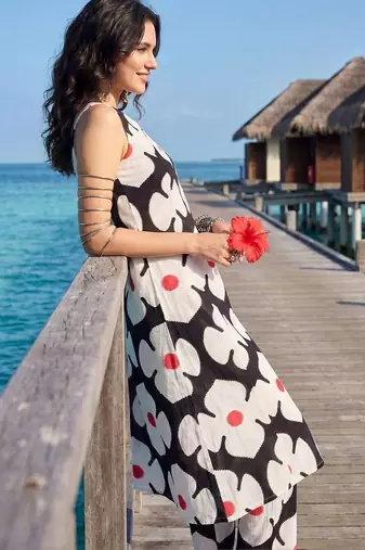 women floral printed regular cotton kurta with trousers