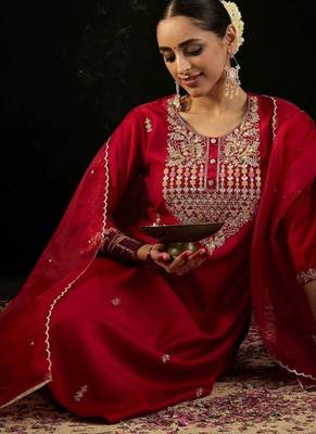 women ethnic motifs embroidered regular liva kurta with trousers & with dupatta 4