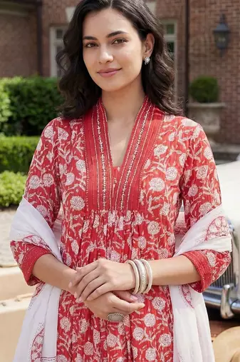 women floral printed empire cotton kurta with trousers & with dupatta