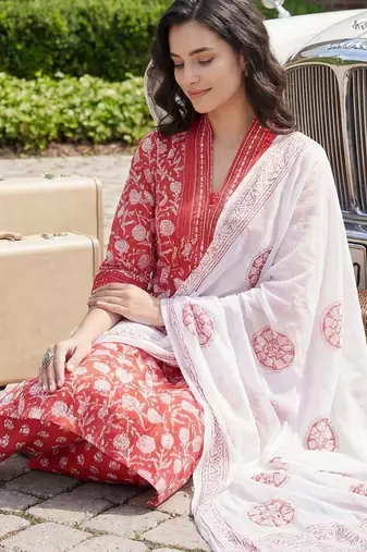 women floral printed empire cotton kurta with trousers & with dupatta