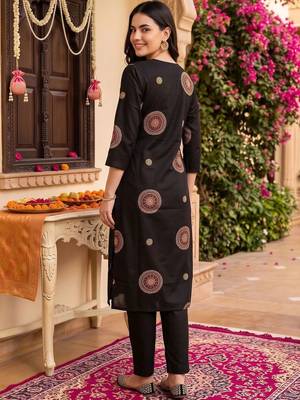 women ethnic motifs embroidered regular thread work cotton kurta with trousers 4