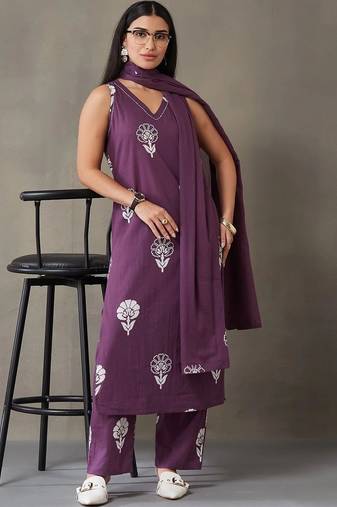 Wine Women Floral Printed Regular Pure Cotton Kurta with Trousers & With Dupatta