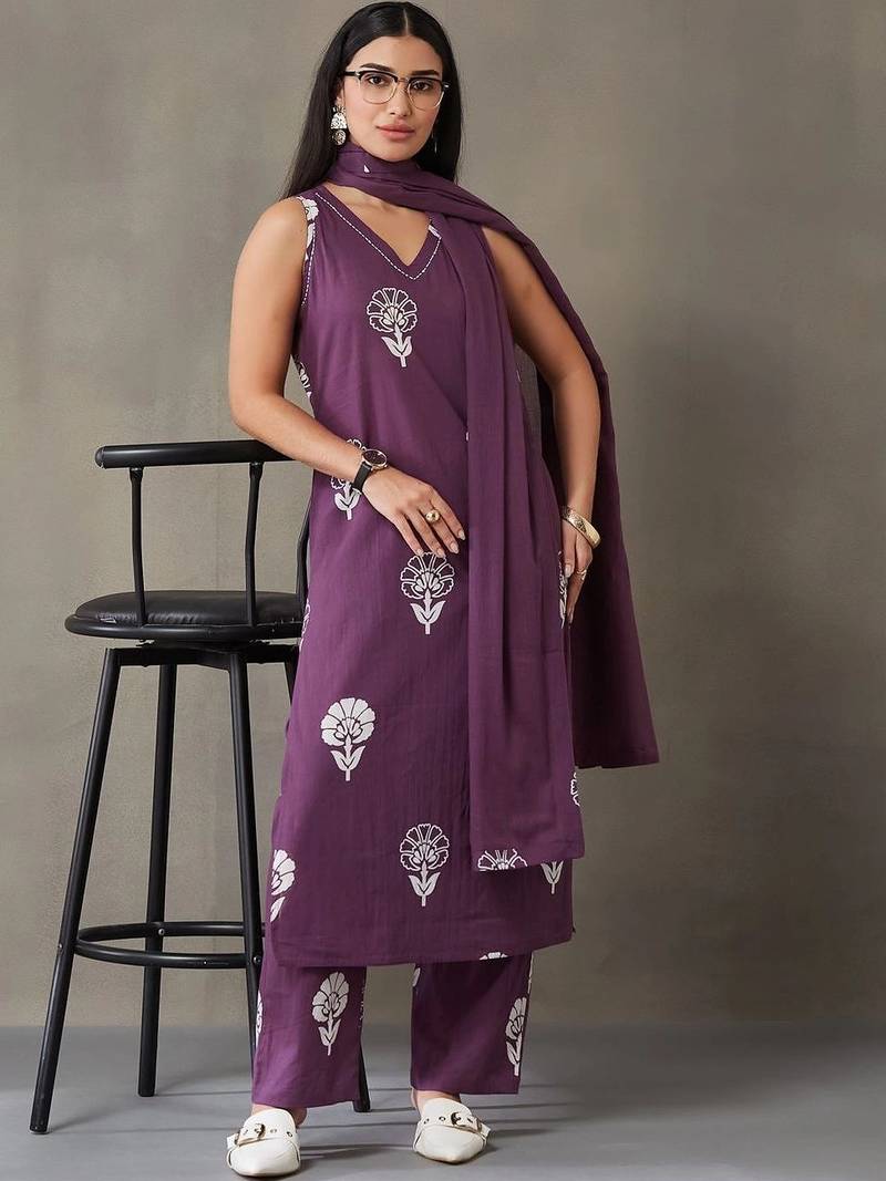 Wine Women Floral Printed Regular Pure Cotton Kurta with Trousers & With Dupatta