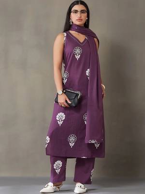 Wine Women Floral Printed Regular Pure Cotton Kurta with Trousers & With Dupatta 3