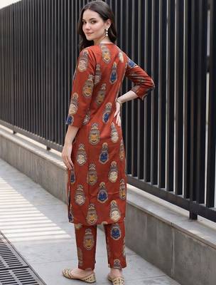 women ethnic motifs printed regular cotton kurta with trousers 4
