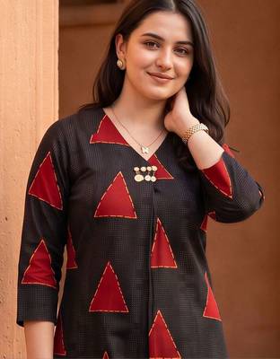 women printed regular kurta with trousers 2