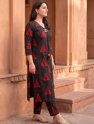 women printed regular kurta with trousers 3