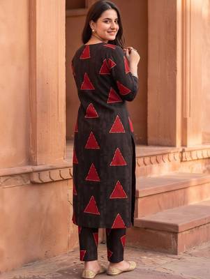 women printed regular kurta with trousers 4