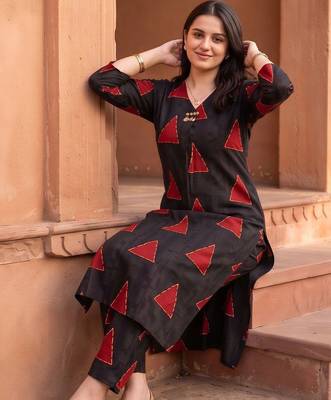 women printed regular kurta with trousers 5