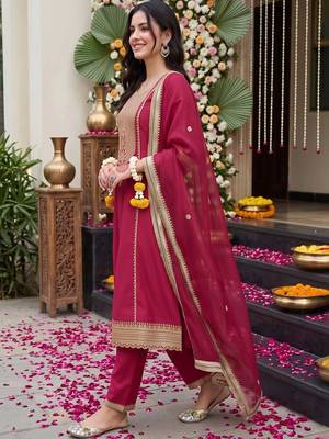 women ethnic motifs embroidered regular kurta with trousers & with dupatta 3