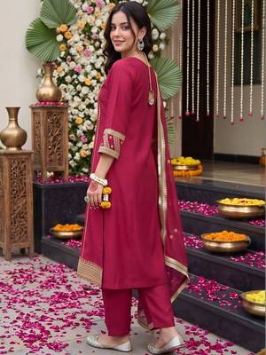 women ethnic motifs embroidered regular kurta with trousers & with dupatta 4