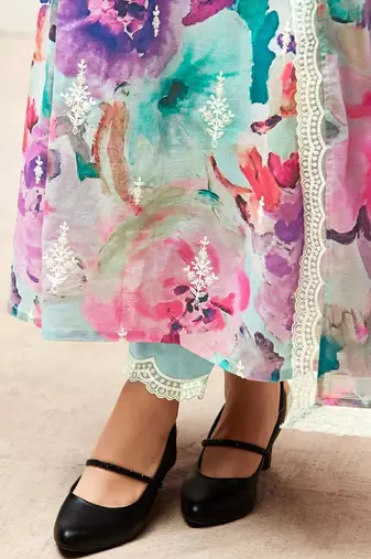 women floral printed regular thread work kurta with trousers & with dupatta