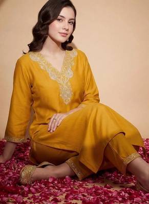 women ethnic motifs embroidered regular thread work kurta with trousers 5