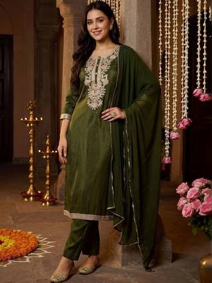 women ethnic motifs embroidered regular patchwork kurta with trousers & with dupatta 1