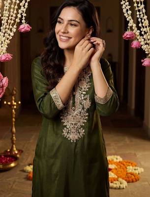 women ethnic motifs embroidered regular patchwork kurta with trousers & with dupatta 2