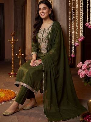 women ethnic motifs embroidered regular patchwork kurta with trousers & with dupatta 4