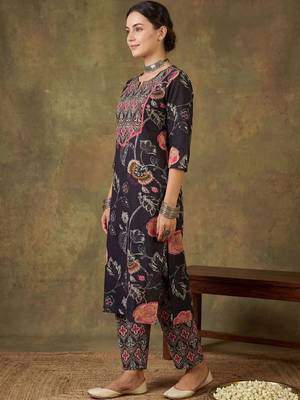 women floral printed regular cotton kurta with trousers 3