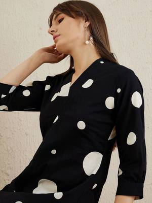 women printed regular cotton kurta with trousers 3