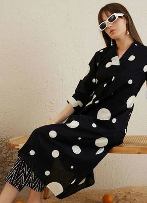 women printed regular cotton kurta with trousers 6