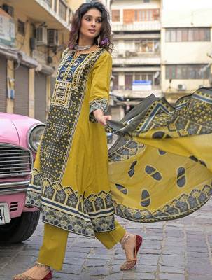 women ethnic motifs printed regular cotton kurta with trousers & with dupatta 1