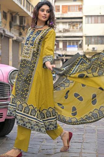 women ethnic motifs printed regular cotton kurta with trousers & with dupatta
