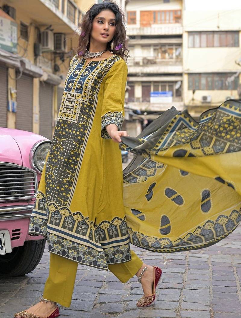 women ethnic motifs printed regular cotton kurta with trousers & with dupatta